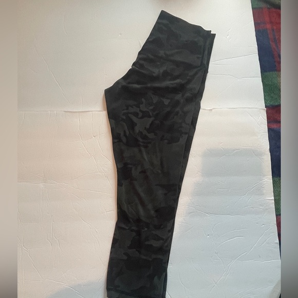 Lululemon Align Capri Camo Sz 8 - Picture 8 of 9